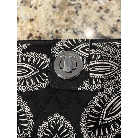 Vera Bradley Turnlock Wallet in Blanco Bouquet Zipper EUC - Picture 2 of 12